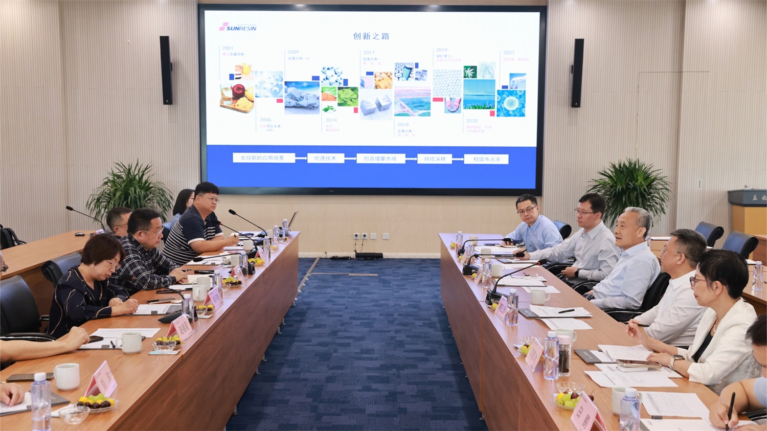 四川大學(xué)校長(zhǎng)汪勁松一行蒞臨藍(lán)曉科技參觀交流