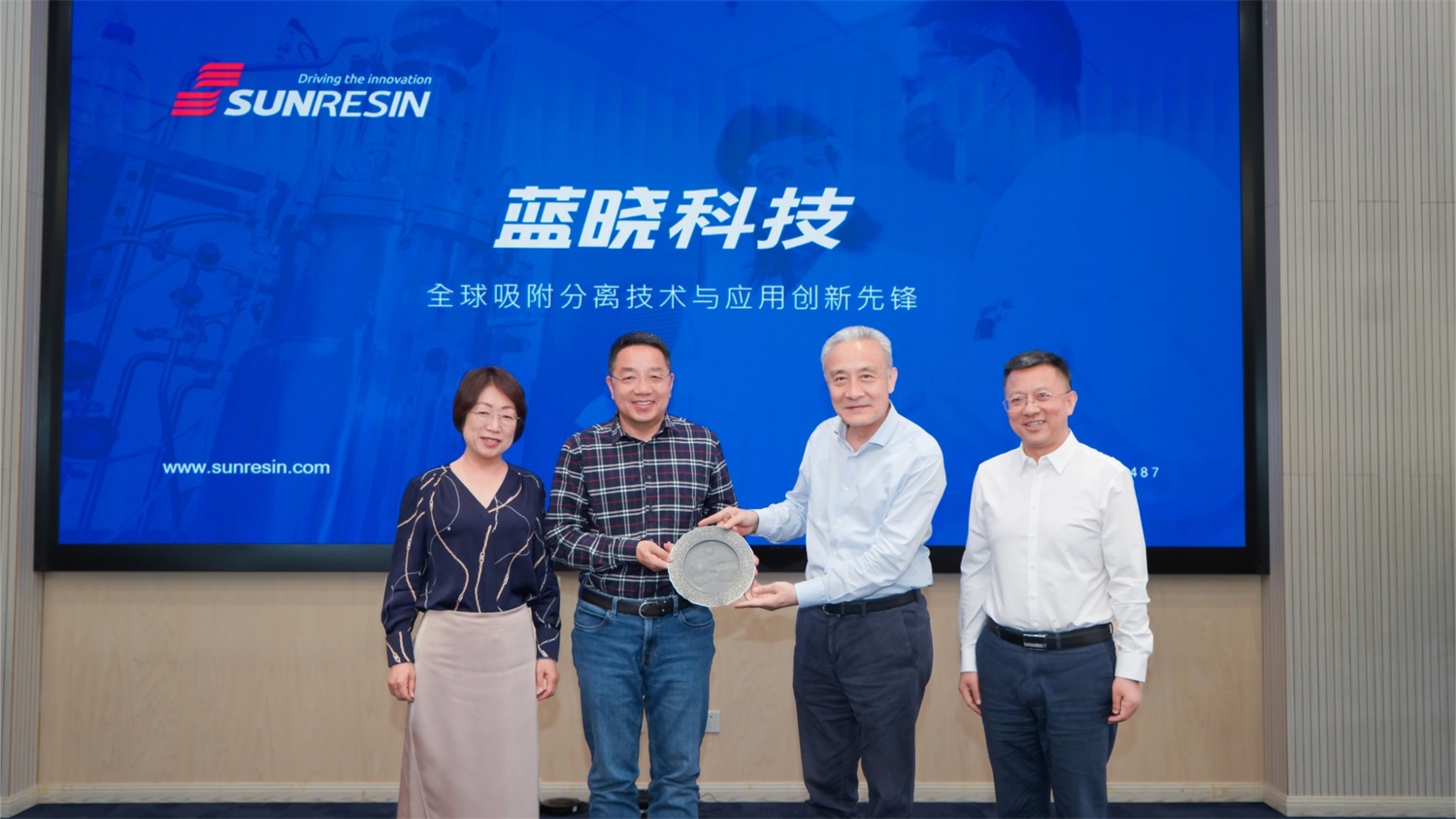 四川大學(xué)校長(zhǎng)汪勁松一行蒞臨藍(lán)曉科技參觀交流